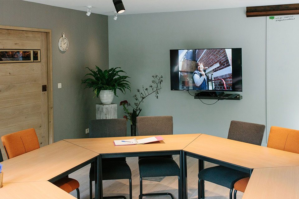 Meeting room with TV Vergaderhuis Wallekant